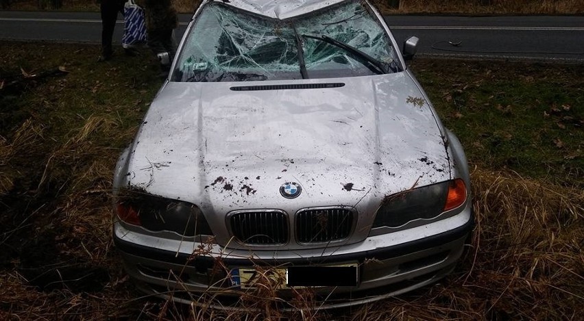 Samochód marki BMW dachował na drodze w okolicy Wielgowa [ZDJĘCIA]