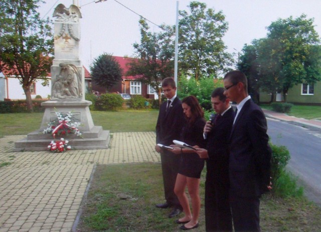 Młodzież przy pomniku "Poległych i zaginionych w czasie wojny światowej w 1914-1920 z Radomyśla&#8221;.
