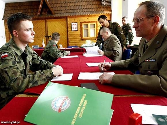 W lutym 31 żołnierzy podpisało w Rzeszowie kontrakty w ramach Narodowych Sił Rezerwowych. Mają nadzieję, że NSR otworzy im drogę do dalszej służby. Czy obcięcie przywilejów emerytalnych nie zniechęci potencjalnych ochotników? Fot. Krzysztof Kapica