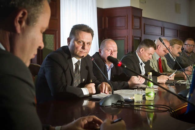 Leszek Walczak - szef ZR NSZZ „Solidarność” (drugi od lewej) pytał prezydenta  Rafała Bruskiego, m.in., o warunki sprzedaży KPEC-u