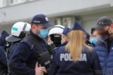 Akcja policji podczas meczu Odry Opole z Koroną Kielce. Policjanci spisywali kibiców za nieprzestrzeganie obostrzeń