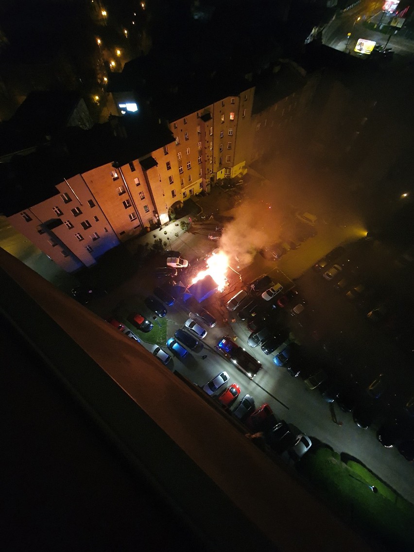 W Chorzowie spłonęły kontenery, a wraz z nimi samochody...