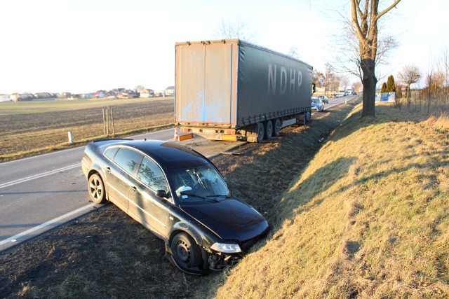 Wypadek w Pątnowie. Zderzenie osobówki z ciężarówką na drodze krajowej z Wielunia do Częstochowy ZDJĘCIA