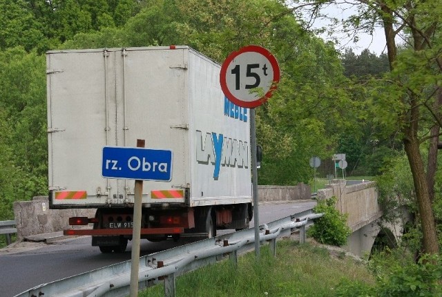 Nośność mostu wynosi tylko 15 ton, ale przez okrągłą dobę jeżdżą tam wyładowane ciężarówki. To najkrótsza droga z Poznania do Międzyrzecza, czy Sulęcina.