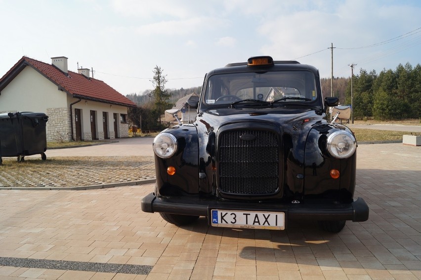 Po Olkuszu jeździ czarna taksówka, jak z ulic Londynu. Jedyna taka w Polsce!