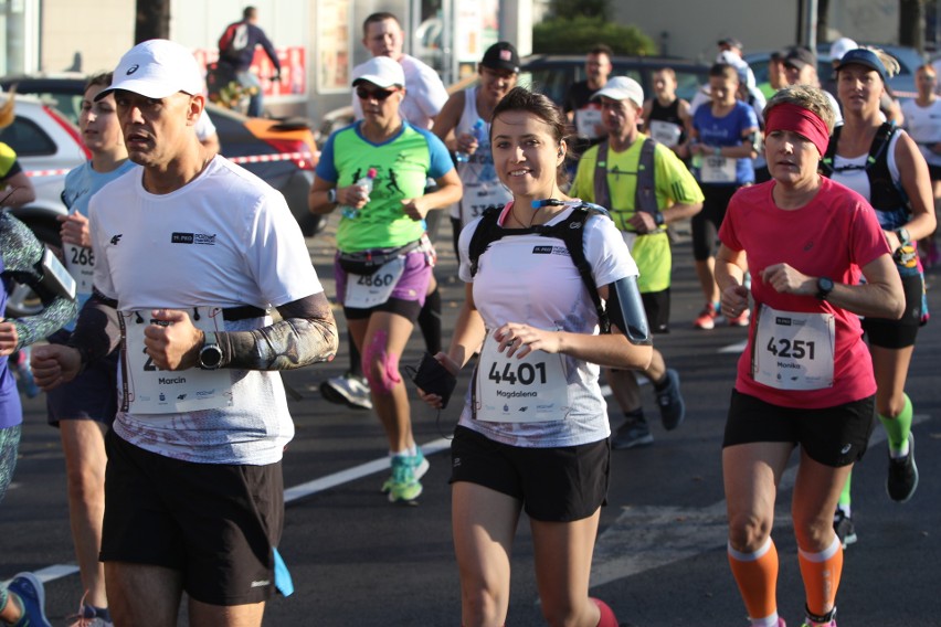 Zdjęcia z maratonu w Poznaniu 2018 - biegacze na pierwszym...