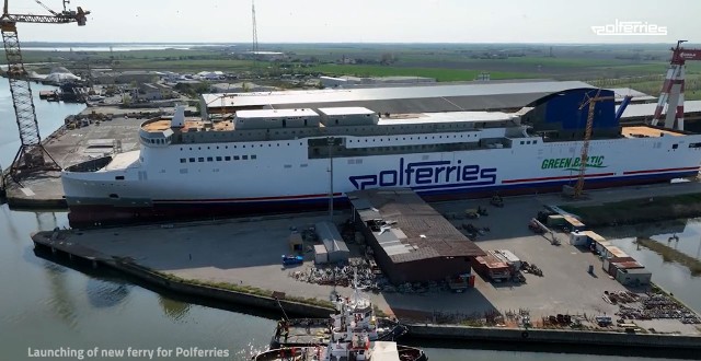 Wodowanie nowego promu Polferries