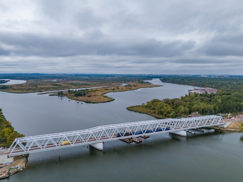 Nowy most w Podjuchach: wybudowano 2 nowe tory dla prędkości...