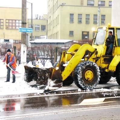 Już we wtorek służby Powiatowego Zarządu Dróg zaczęły wywozić śnieg z centrum Bielska Podlaskiego