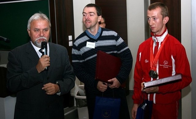 Paweł Saja (pierwszy z prawej) oraz Robert Jungiewicz zostali uhonorowani przez prezydenta Tarnobrzega. 