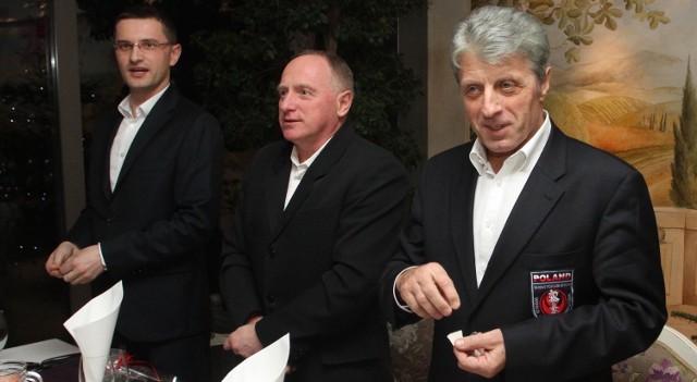 Prezes Kieleckiego Klubu Karate Kyokushin Krzysztof Borowiec (z prawej) złożył świąteczne życzenia trenerom instruktorom w klubie.  