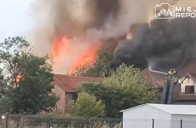 Kłęby dymu nad Pruszkowem są widoczne z kilkunastu kilometrów