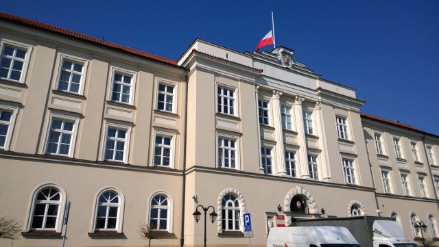 Flaga na Urzędzie Wojewódzkim opuszczona do połowy