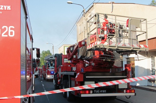 Dwupiętrowy budynek, w którym doszło do małej katastrofy budowlanej, znajduje się przy ulicy Pruszyńskiego. Starsza lokatorka z urazem głowy trafiła do szpitala. Pozostali mieszkańcy kamienicy: dziecko i trzy dorosłe osoby zostały ewakuowane. Nic im się nie stało. Gruzowisko zostało przeszukane przez strażaków i nie znaleziono innych rannych ani ofiar. Na miejscu działają cały czas strażacy.***Pogoda na dzień (24.05.2016) | KUJAWSKO-POMORSKIETVN Meteo Active