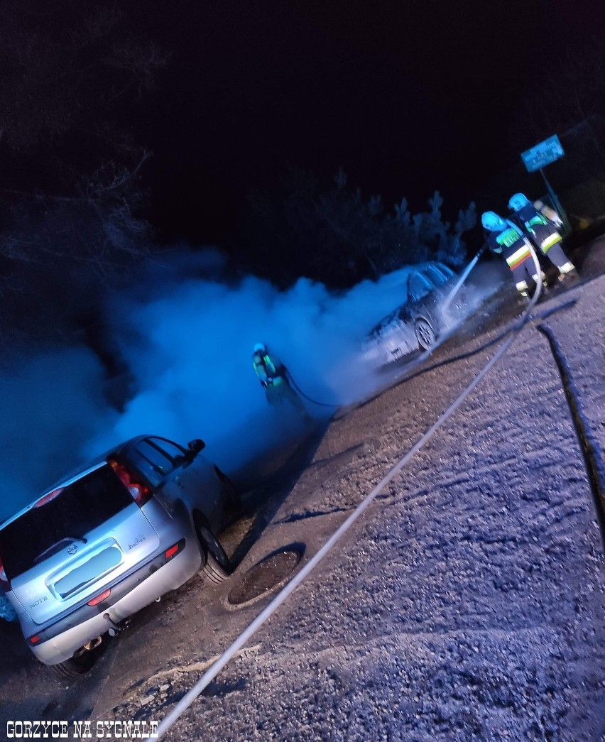 Gorzyce. Volkswagen spłonął na parkingu. Przyczyną zwarcie instalacji elektrycznej, czy podpalenie? (ZDJĘCIA)