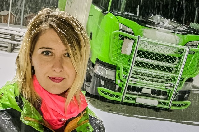 Karolina Plecha (na zdjęciu) jest utalentowanym kierowcą pracującym za kołem podbiegunowym. Nie tylko jeździ samochodem ciężarowym po Norwegii, ale także poluje na zorzę polarną.