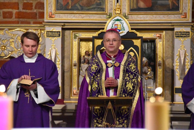 - W tym trudnym czasie, kiedy to podważane jest dobre imię naszego wybitnego Rodaka, proszę wszystkich duszpasterzy i wiernych o podjęcie w parafiach modlitwy w intencji Kościoła, który jest w Polsce - napisał biskup Tadeusz Lityński.