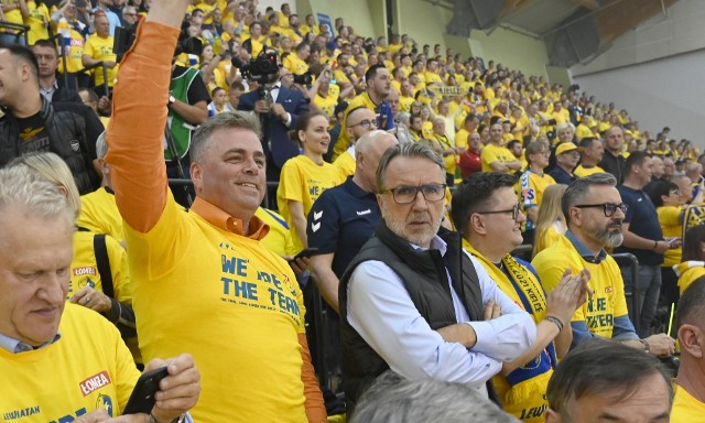 Michał Sołowow (na zdjęciu w środku) już kilka razy pojawiał się na meczach piłkarzy ręcznych. Z lewej Bertus Servaas.
