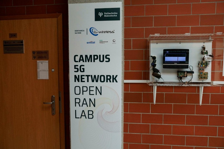 Politechnika Białostocka otworzyła pierwsze w kraju laboratorium Campus 5G Network- Open RAN.  Studenci będą poznawać sieć 5G