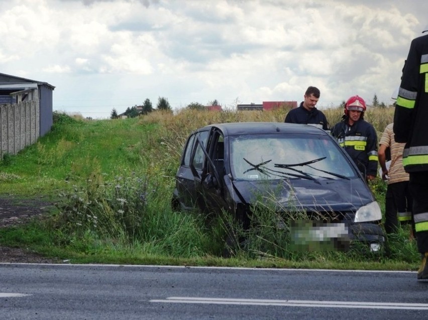 Wypadek w Kotlinie: Auto dachowało, kierowca w szpitalu