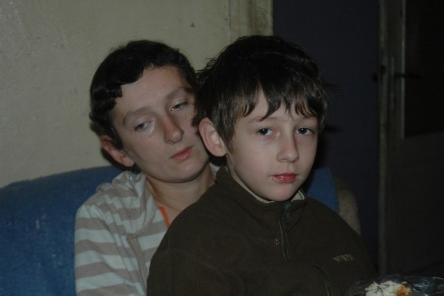 Krystyna Szustak z chorym synem na kolanach