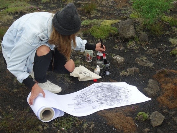 Wiola Ujazdowska jest artystką wizualną, która od 2014 r. mieszka w Islandii. Krajobraz wyspy jest częścią instalacji „Z daleka: spoza czasu, z pustkowia”