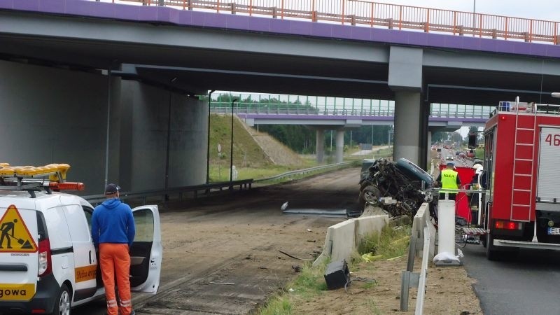 Śmiertelny wypadek niedaleko Głuchowa. Samochód spadł  z autostrady A1! ZDJĘCIA
