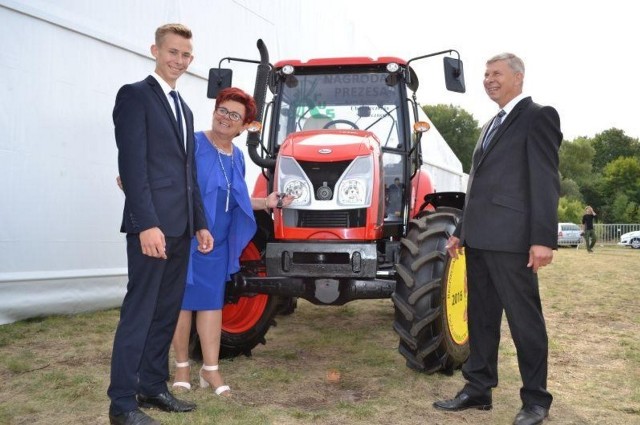 Alicja i Krzysztof Spychalscy z Pikutkowa, na zdjęciu razem z synem. Zwycięzcy edycji w 2016 roku. Nagroda została im przekazana na targach Agro Show w Bednarach