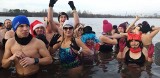 Nawet przebierańcy weszli w Nowy Rok do lodowatej wody! Zobacz zdjęcia 