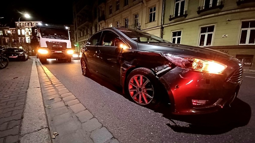 Betoniarka od wielu godzin blokuje ul. Podwale we Wrocławiu. Kierowcy po kolizji nadal czekają na policję [ZDJĘCIA]