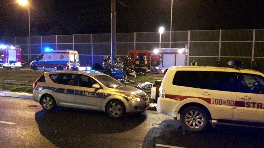 Kraków. Wypadek na ul. Kuklińskiego. Nie żyje jedna osoba [ZDJĘCIA, WIDEO INTERNAUTÓW]