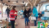Ruszyła zbiórka w Folwarku Zamkowym w Żarach. "Potrzebujemy wolontariuszy do pomocy"-apeluje szefowa PCK