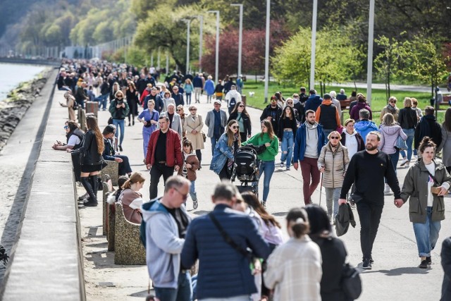 Gdynia. "Błyskawiczna Majówka", ładna, słoneczna pogoda oraz długi weekend sprawiły, że na Bulwarze Nadmorskim oraz na plaży w Gdyni w niedzielę, 1 maja 2022 roku pojawiły się tłumy spacerowiczów