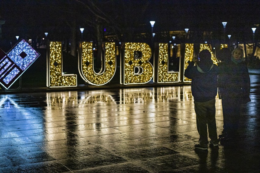 Świąteczny czas w Lublinie. Mieszkańcy wyszli na spacery. Zobacz miasto nocą 
