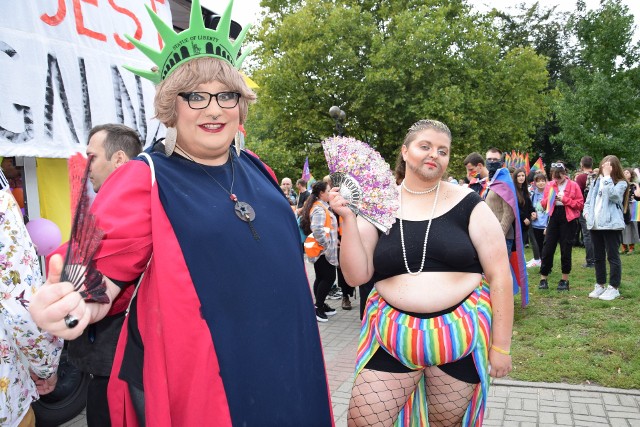Marsz Równości odbył się w sobotę (25.09) w Opolu. Dzień wcześniej ofiarą agresywnych gróźb w internecie padła osoba transpłciowa, prowadząca facebookowy fanpage Jej Perfekcyjność (z lewej).