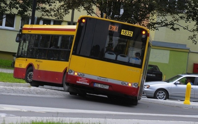 Przegubowce mocno się przechylają podczas jazdy po rondzie.