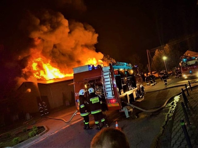 W nocy z czwartku na piątek w miejscowości Nowa Wieś Zbąska niedaleko Zbąszynia wybuchł pożar. Palił się budynek gospodarczy. Na miejsce wysłano w sumie 10 zastępów straży pożarnej. Zobacz więcej zdjęć w galerii ---->
