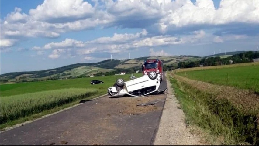 Dachowanie samochodu w Nadolanach. Mężczyźni podróżujący pojazdem byli nietrzeźwi