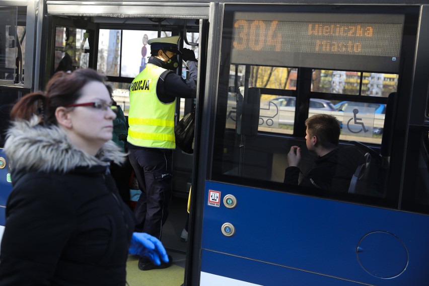 Kraków. Inspektorzy MPK i policjanci kontrolują liczbę podróżujących pasażerów [ZDJĘCIA]