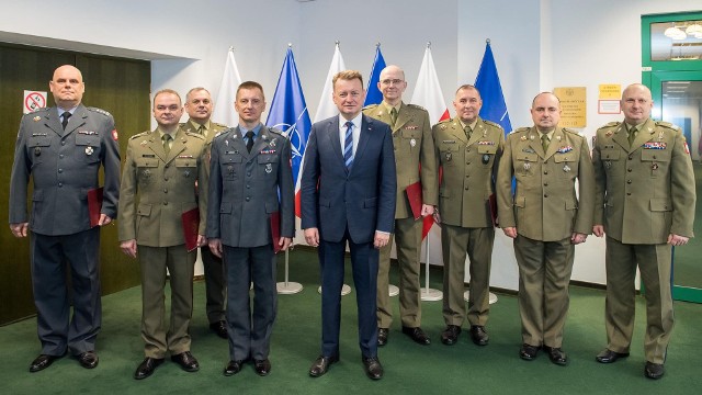 Akt powołania pułkownikowi Sławomirowi Machniewiczowi (trzeci z prawej) wręczył wicepremier Mariusz Błaszczak, minister obrony narodowej.