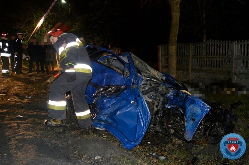 Tragiczny wypadek. Peugeot zderzył się z ciężarówką. Nie żyje 18-latek [zdjęcia]
