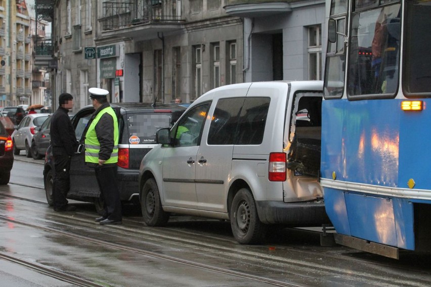 Wypadek tramwaju i dwóch aut na Traugutta