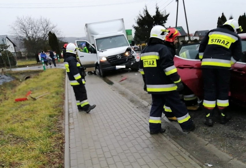 Sukmanie. Stłuczka na drodze wojewódzkiej 975. Uszkodzone dwa samochody [ZDJĘCIA]