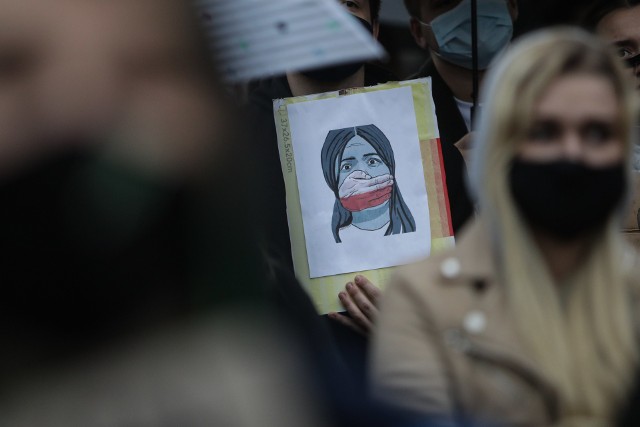 Około dwóch tysięcy osób wzięło udział w niedzielnym Strajku Kobiet na rzeszowskim Rynku. Galeria zdjęć z protestu.