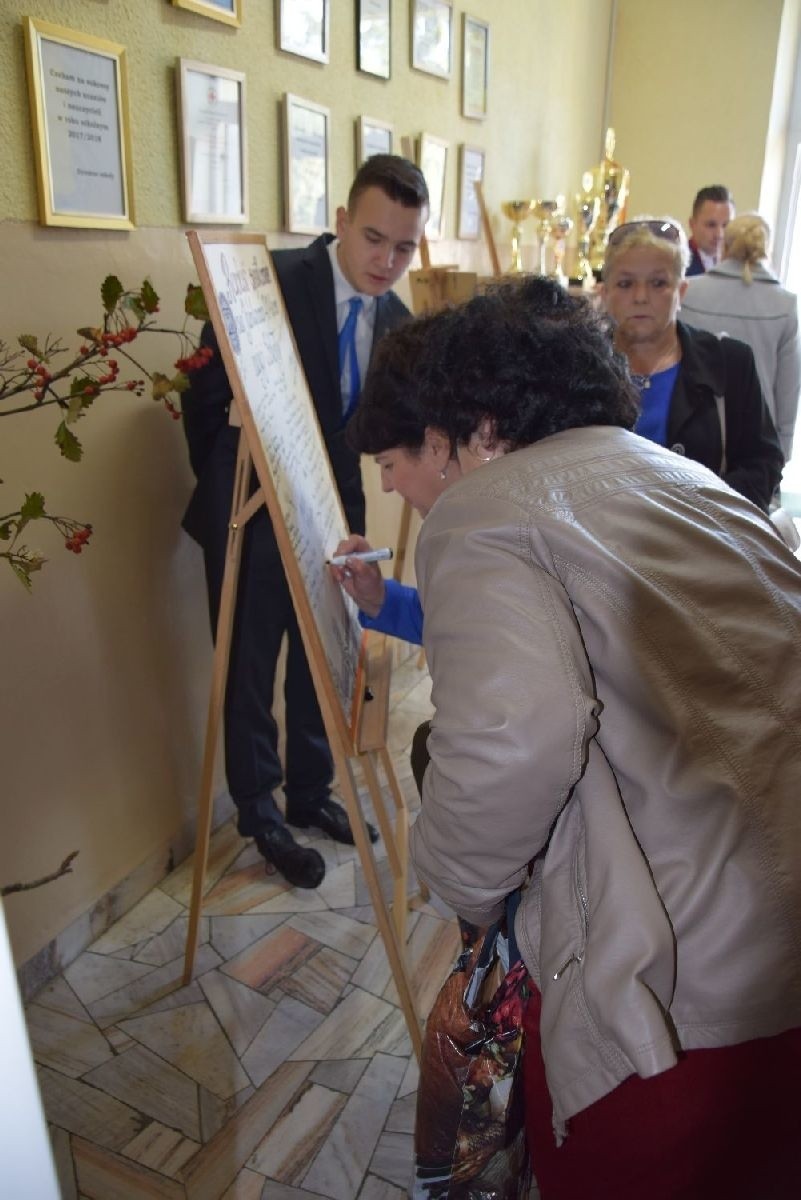 Szkolnych wspomnień czar... Absolwenci zjechali do sandomierskiej "marmolady"  