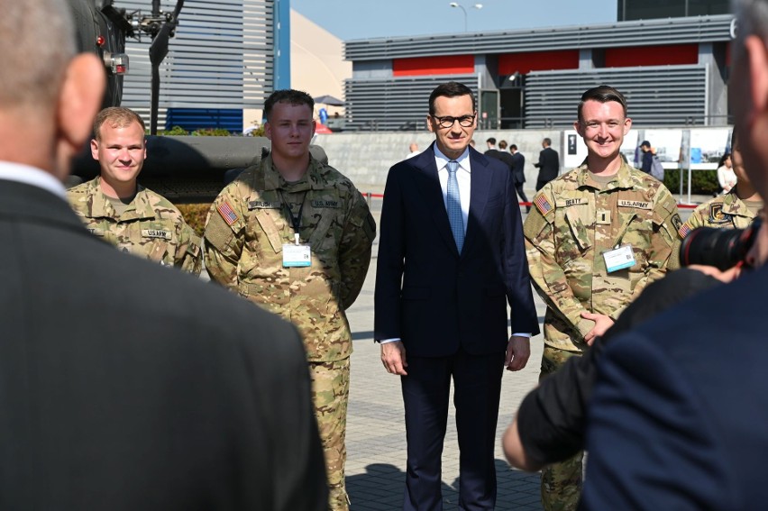 Premier Mateusz Morawiecki w Kielcach. Odwiedził Międzynarodowy Salon Przemysłu Obronnego w Targach. Oglądaj zapis transmisji