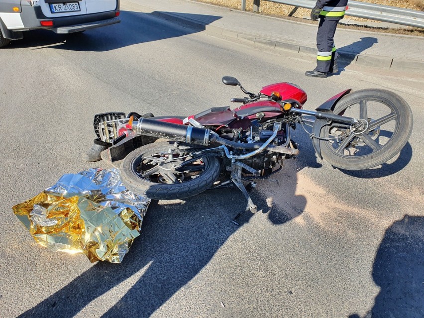 Zderzenie motoroweru z samochodem osobowym w Woli...
