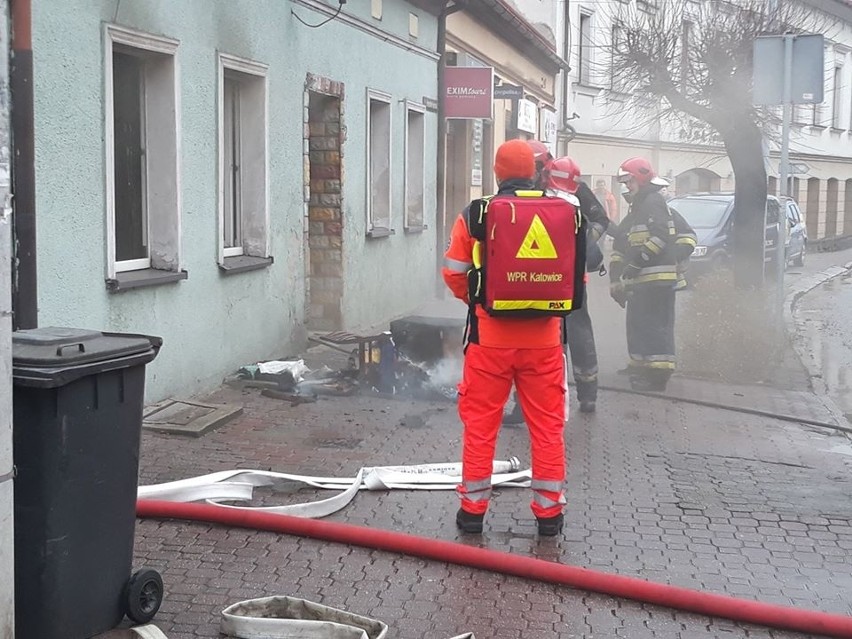 Pożar domu przy ul. Męczenników Oświęcimskich w Żorach