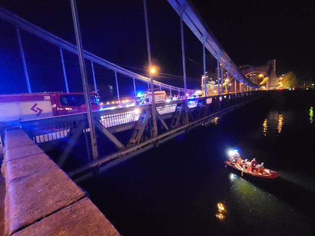 W sobotę (13 maja) we Wrocławiu służby ratunkowe otrzymały zgłoszenie o nastolatce, która chce skoczyć z mostu Grunwaldzkiego do Odry. Powstrzymali ją przechodnie.
