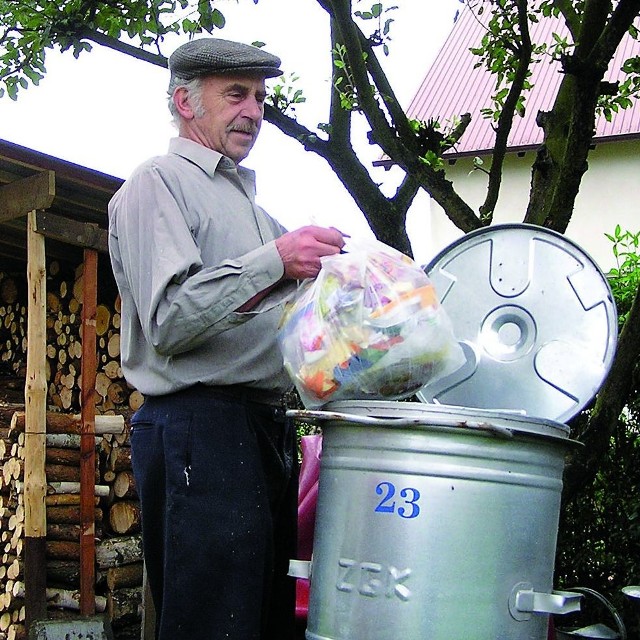 Jerzy Bielaszewski ma umowę na wywóz śmieci, w przeciwieństwie do wielu bytowiaków.